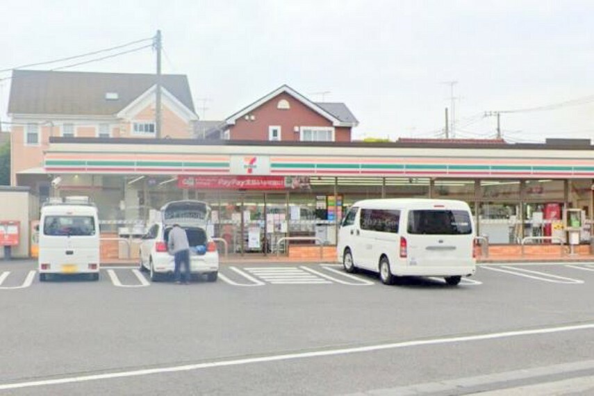 コンビニ 【セブンイレブン　座間ひばりが丘1丁目店】　広い駐車場が完備されていますので、利用しやすいコンビニです。店内も見やすく、品揃えも豊富です。