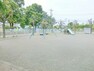 幼稚園・保育園 【小松原新開公園】　住宅街の中にある広い公園です。公園井は水飲み・手洗い場があります。