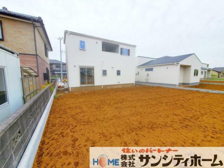 庭 お庭ではご家族みんなでガーデニングや家庭菜園などが楽しめます！お子さまやペットものびのびと遊べそうですね。