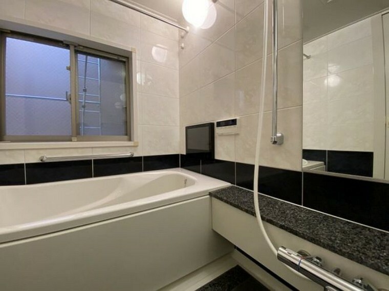 浴室 1日の疲れを癒してくれる窓付きバスルームには浴室乾燥機もあり、お掃除も簡単ですね。