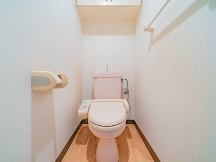 トイレ トイレは快適な温水洗浄便座付です。清潔感のあるホワイトで統一しました。いつも清潔な空間であって頂けるよう配慮された清潔感のある造りとデザインです。
