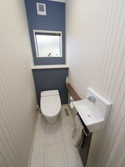 トイレ トイレが1Fと2Fの2ヶ所あります。（写真は1F）手洗いも設置してあり、ゆとりあるスペースです。