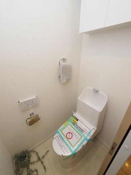 トイレ 温水洗浄機能付き便座のトイレが新調されています。便座が冷え切ることなく、利用可能です。また、本体は手の洗いやすさを考えた、広くて深い手洗鉢付き、シンプルな機能のみを搭載したモデルです。