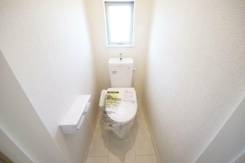 トイレ 窓があるので換気しやすく、白を基調とした清潔感あるトイレ