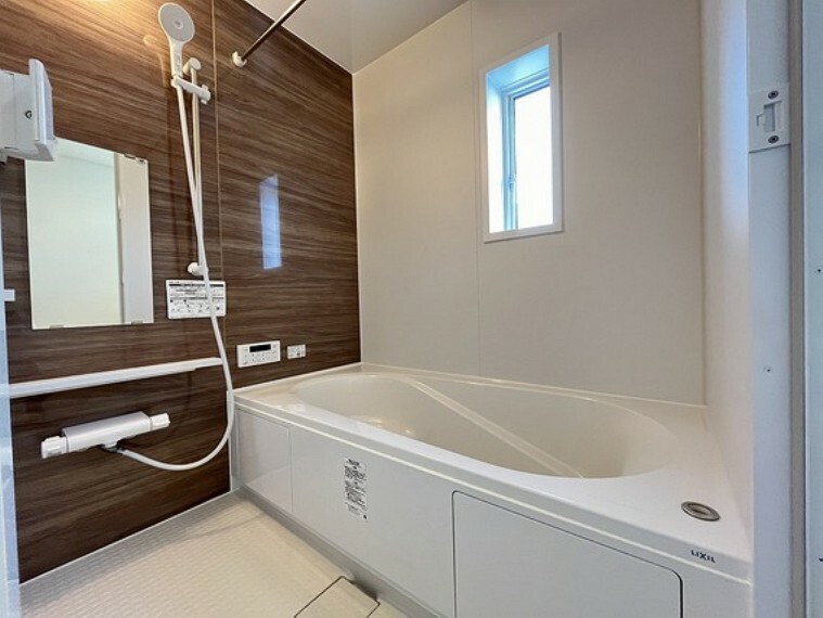 同仕様写真（内観） 半身浴も楽しめる一坪タイプの浴室です。乾きやすく滑りにくい快適仕様でお掃除ラクラク。