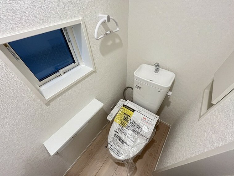 同仕様写真（内観） トイレには機能的で便利な収納棚を完備、快適な温水洗浄便座付です。