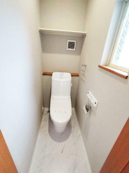 トイレ 2階トイレ。換気出来るよう、窓も完備。もちろん温水洗浄機能付き便座です。収納棚もあり便利。