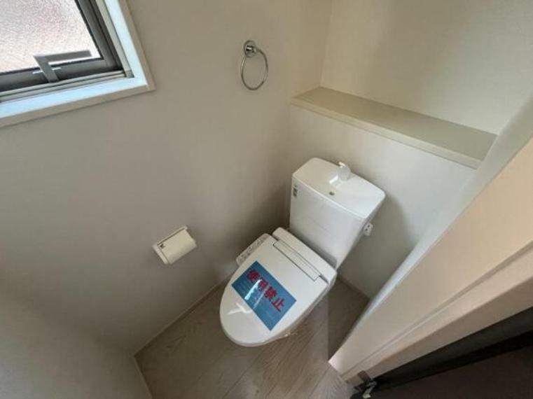トイレ トイレはウォシュレット機能付きの最新タイプ。ご家族だけでなく来客やご友人も使うので、いつも清潔を保てるように配慮しなければならない場所。見た目から清潔感あるホワイトを基調にデザインされました。