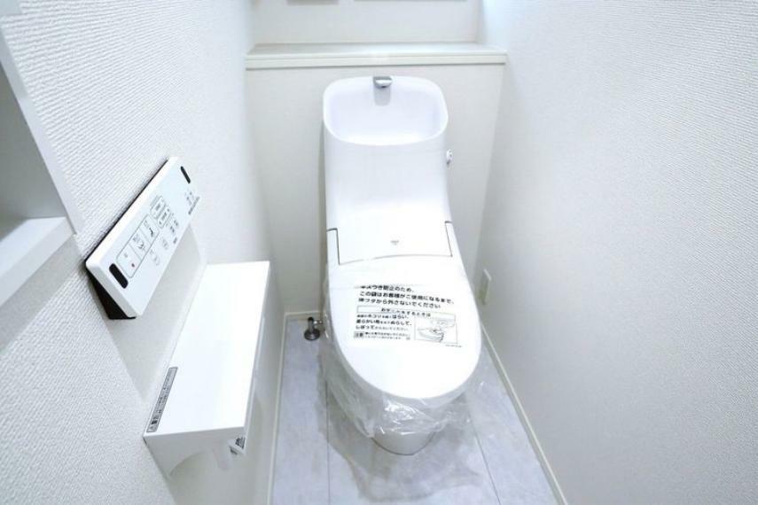 同仕様写真（内観） トイレ　同仕様　各階にトイレがあります 夜間に階段を使わずに済むので便利ですね