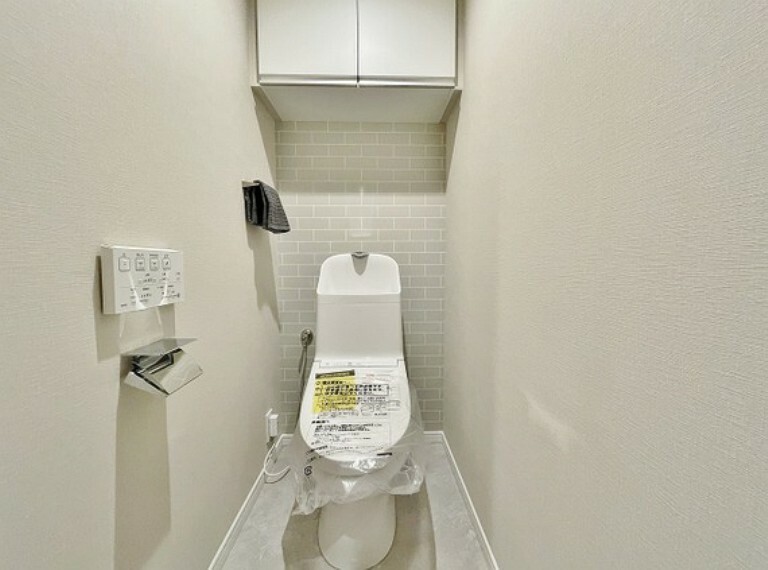 白を基調とした清潔なトイレ。