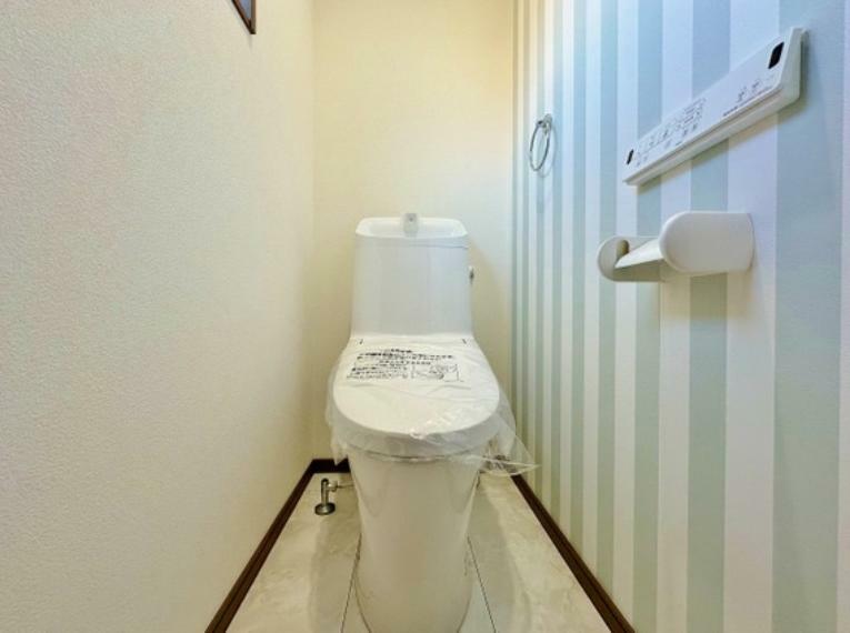 トイレ 白ベースにアクセントクロスをチョイス清潔感ある空間です。