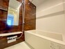 浴室 落ち着いた木目調の浴室です。浴室暖房換気乾燥機能付きです。