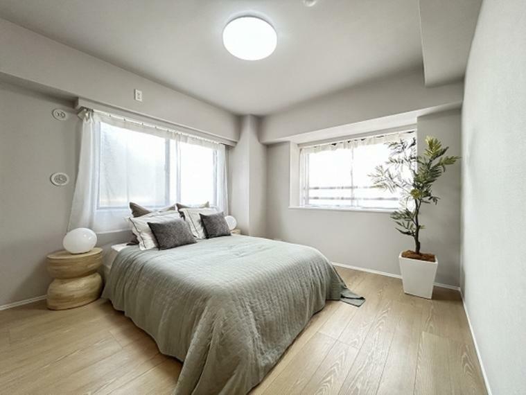寝室 大きな窓からたっぷりと陽光が注がれる明るい室内。一日の疲れを癒やしてくれる空間。
