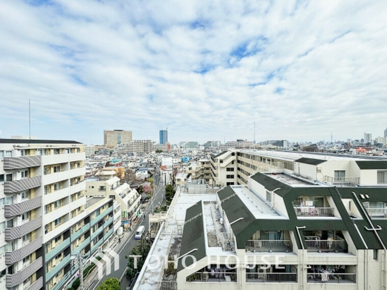 眺望 【BALCONY】BLUE SKY自然の心地よさに包まれる。大開口の外に広がるのは爽やかな青空。