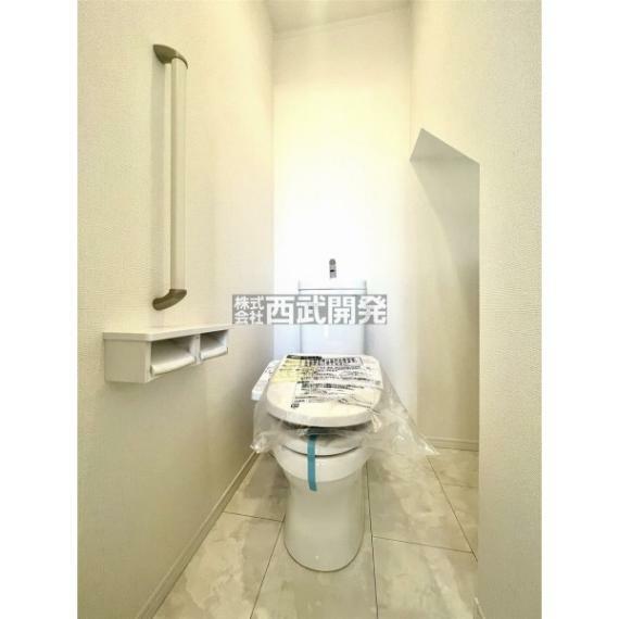 トイレ 白で統一された清潔感のあるトイレ。手すりもあるバリアフリー設計です。