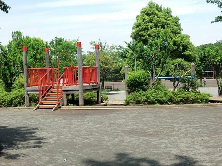 公園 仏向矢シ塚公園（砂場、滑り台、ブランコ...小さな子供も大喜び。球技のできる広いグランドもあります。）