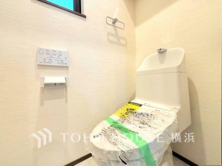トイレ トイレはシンプルにホワイトで統一。多機能型の温水洗浄付き。（B号棟）
