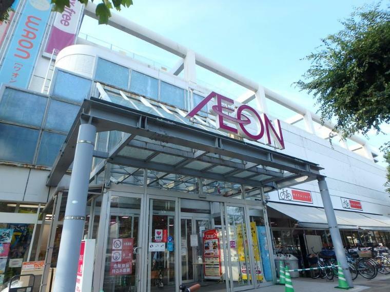 ショッピングセンター イオン駒岡店（1階の食料品売り場は24時間営業。時間を問わずお買い物できるので便利ですね。無料駐車場270台完備。）