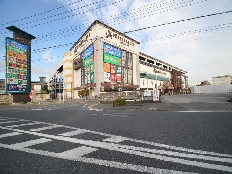 ショッピングセンター クロスガーデン川崎（500台以上停められる大型駐車場を完備。スーパー・家電量販店・ドラッグストアなどが入った複合施設。）