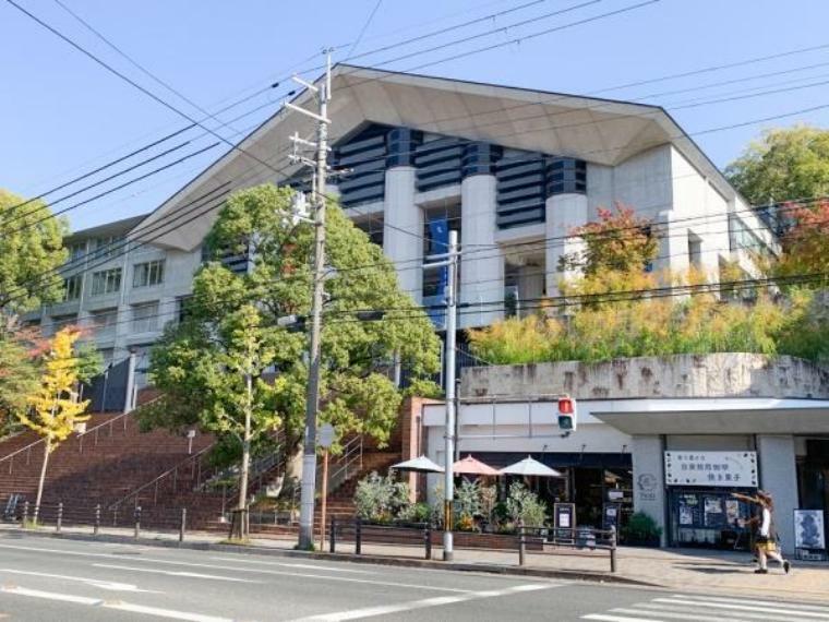 学校法人瓜生山学園 京都芸術大学 子供向けの図書館ピッコリー、認可保育園こども芸術大学、京都芸術劇場春秋座などがあります