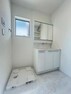 ランドリースペース 洗面台横には、洗濯機置き場が配置されております 窓からは光が差し込み、風通しもよく湿気も気にならないですね。