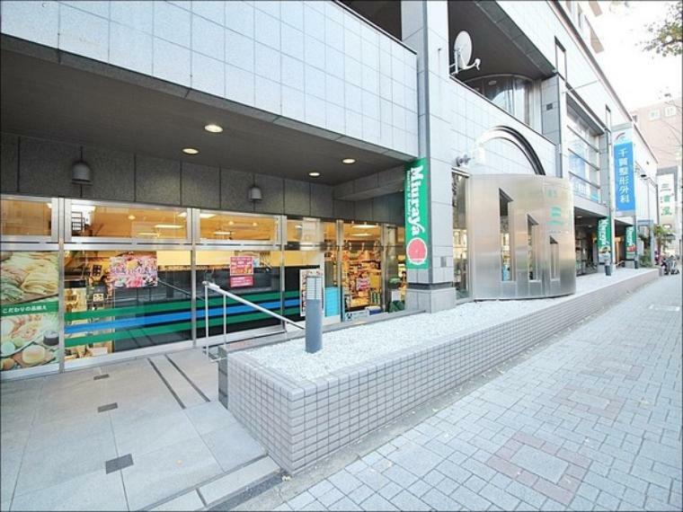 スーパー 三浦屋東伏見店 営業時間:10:00-21:00 東伏見駅北口よりかえで通りを徒歩2分の所に位置するスーパーです。 専用駐車場有