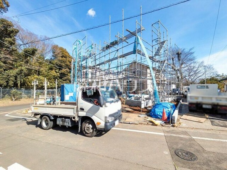 現況外観写真 現場風景　【多摩市連光寺6丁目】 周辺環境はもちろん、日当たりや設備仕様など、実際に行ってみないと分からないことも多くございます。営業担当がご案内いたしますので、お気軽にお問い合わせください。