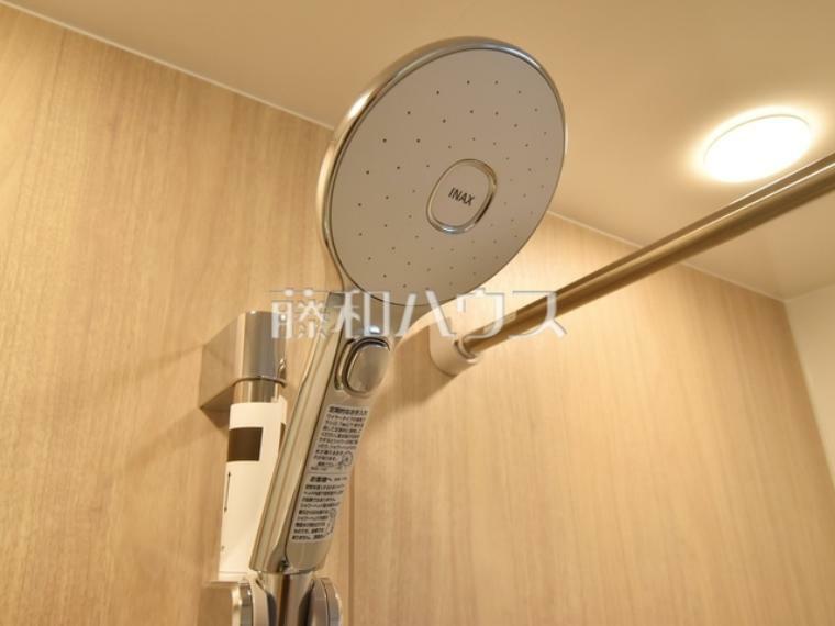 B号棟　シャワーヘッド　【八王子市大和田町5丁目】 浴室のシャワーは手元で止水ができるスイッチ付シャワーヘッドにより、さらに節水効果がアップします。　