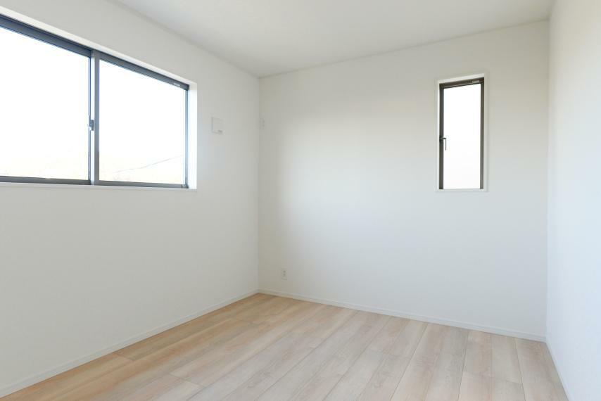 同仕様写真（内観） 《同仕様例》ナチュラルデザインの洋室は、家具を合わせやすい配色なので模様替え等もしやすいです。