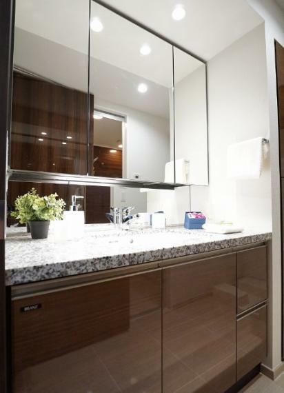 洗面化粧台 3面鏡裏にも収納でき洗面台がキレイな状態に保てます。