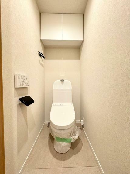 トイレ 壁には埋め込み式の収納があります！ トイレットペーパー等のストックに便利です！