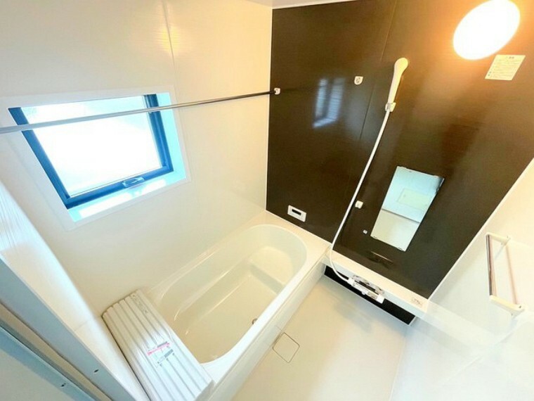 浴室 ～暖房乾燥機付きの浴室～ ・ヒートショック対策にもなる浴室暖房を標準装備。冬場でも暖かくしてからご入浴が可能です。 ・もちろん乾燥機も付いておりますので、雨の日でも洗濯物を干せますよ。