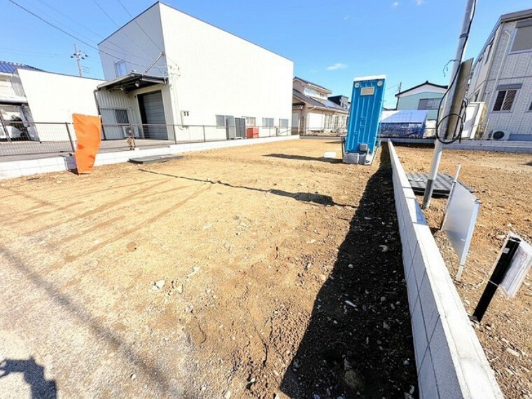 現況外観写真 ～閑静な住宅街の立地～ ・周辺は閑静な住宅街となっておりますので、静かな暮らしをご実現いただけます。 ・前面道路の交通量も多くないので、小さなお子様がいるご家庭でもご安心ですね。