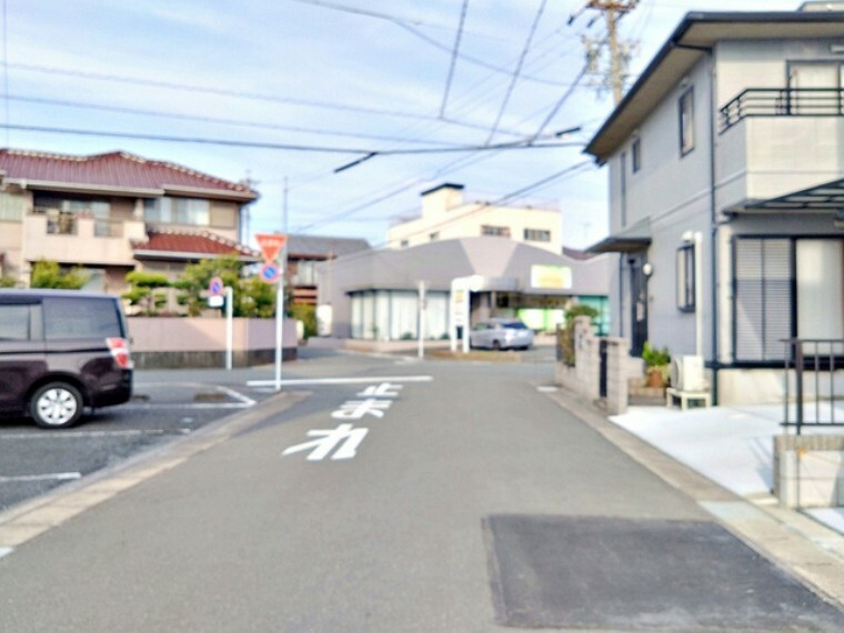 現況写真 前面は車通りの少ない道路。お車の出し入れが苦手な方も安心ですね。