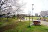 公園 徒歩6分。【桃井原っぱ広場】近隣のお散歩スポットはここ。日中は保育園児たちが楽しそうに遊んでいますが【桜】も見どころスポットです。