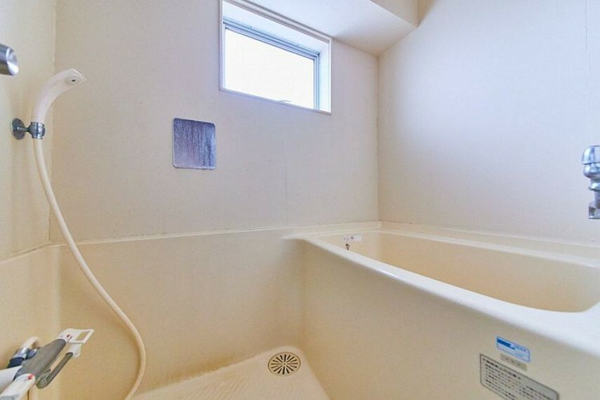 浴室には窓付き。湿気を逃がしやすいため、浴室を清潔に保ちやすく、お掃除もしやすいですね。