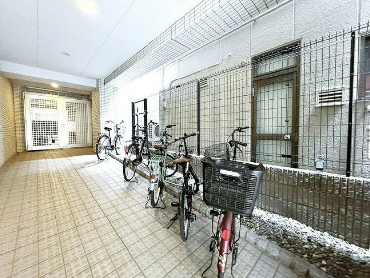 【駐輪場】屋内自転車置き場。雨の日も安心です。（利用料:無）