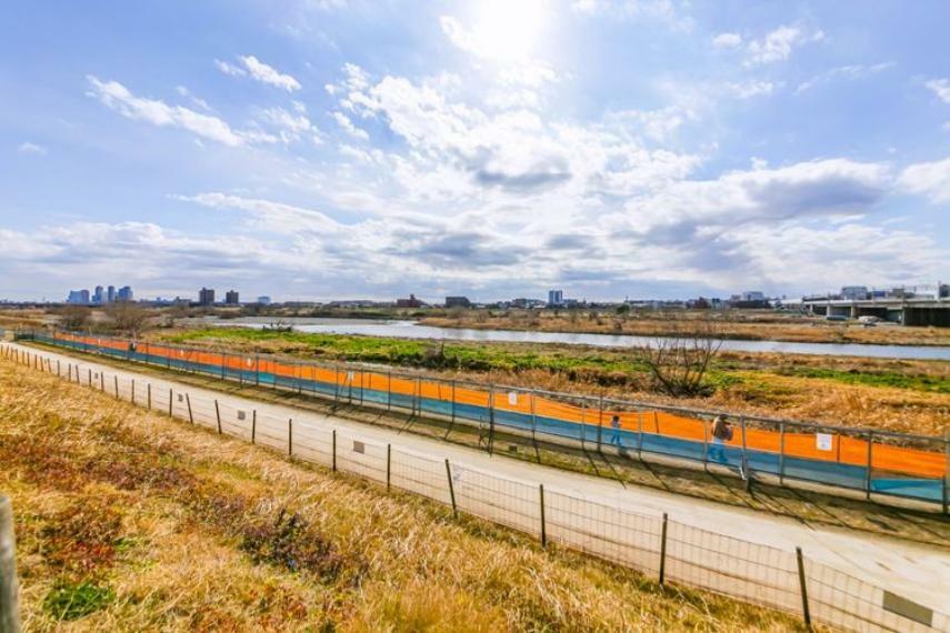 野川沿い　緑豊かな開放感のある住環境。