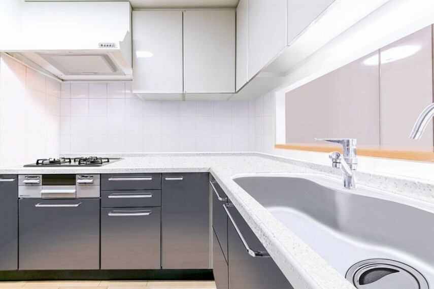 効率的に使いやすいL型キッチン！家事動線を短くできるので、お料理中の移動を短縮できます。※画像はCGにより家具等の削除、床・壁紙等を加工した空室イメージです。