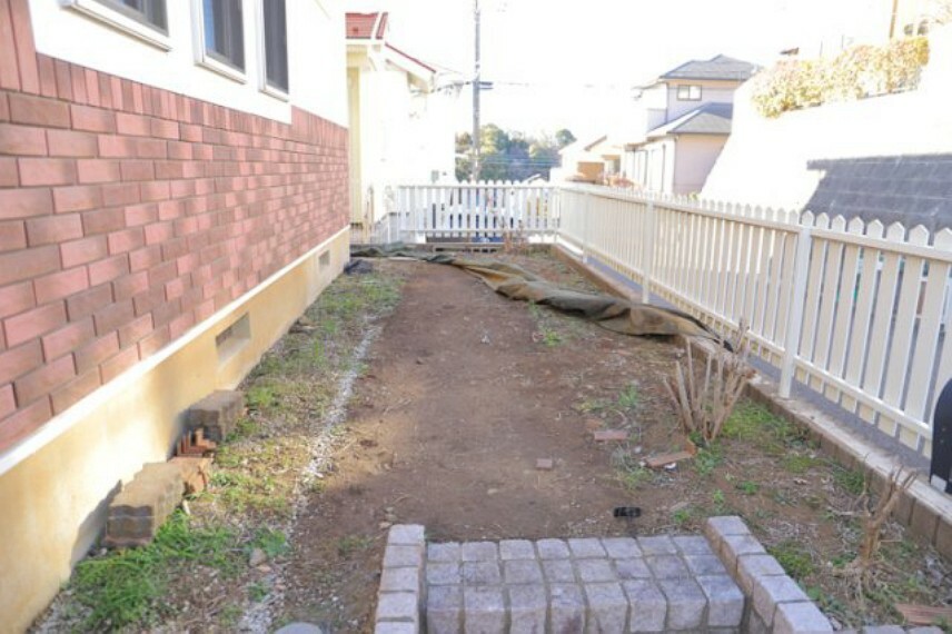 庭 庭があることでガーデニングや家庭菜園はもちろん、こどもの遊び場やペットを放して遊ぶことができます。また、家の周囲に余裕があるということです。隣地との間があれば、十分な日当たりと、風通しが確保できます。