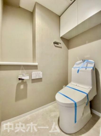 トイレ 【トイレ】 収納スペースをしっかりと確保した温水洗浄便座機能付きトイレ。温水洗浄便座は清潔にお使いいただくための大切なアイテムです。