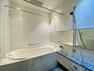 浴室 「1620」サイズの広々としたバスルームです。白を基調とした清潔感のある設計です。