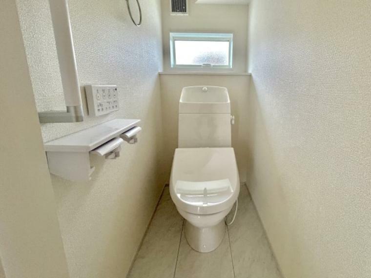 トイレ 節水性能の高いトイレはもちろんウォシュレット付き 便器のフチがないタイプなので、お掃除もサッとひと拭きでOK！