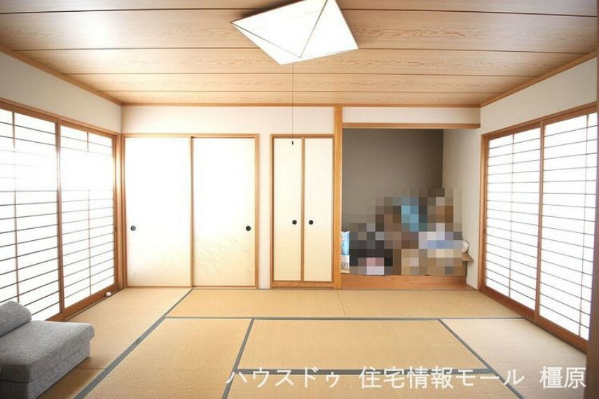 10帖和室は押し入れや仏間もそなえた本格的な造り。建売住宅では見られない大きなお部屋です。