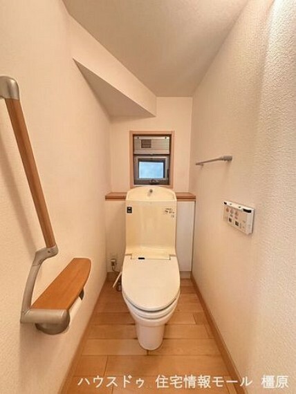トイレ 1・2階共に温水洗浄便座を完備しました。タンク一体型でお掃除が簡単です。