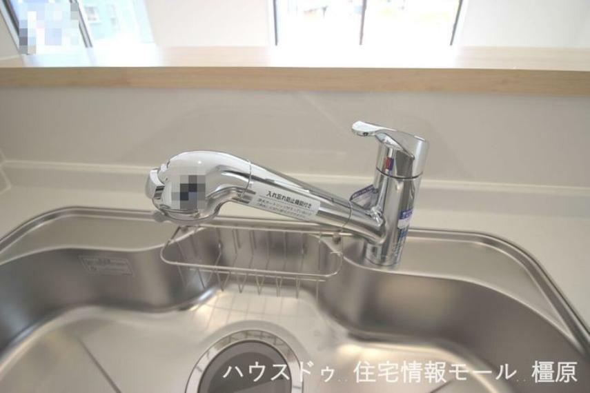 キッチン 水栓一体型の浄水器は場所を取らずにきれいな水がいつでも利用できます