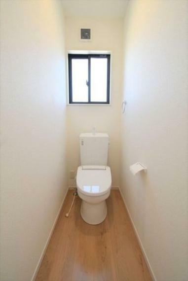 トイレ 【同社施工例】トイレには快適な温水洗浄便座付き