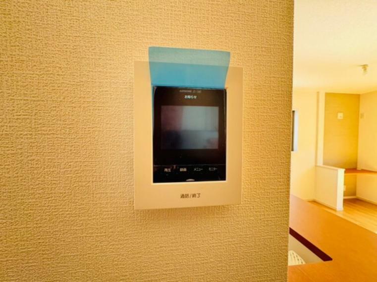 TVモニター付きインターフォン リビングルームには来客が一目でわかるTVモニター付きインターホン付き