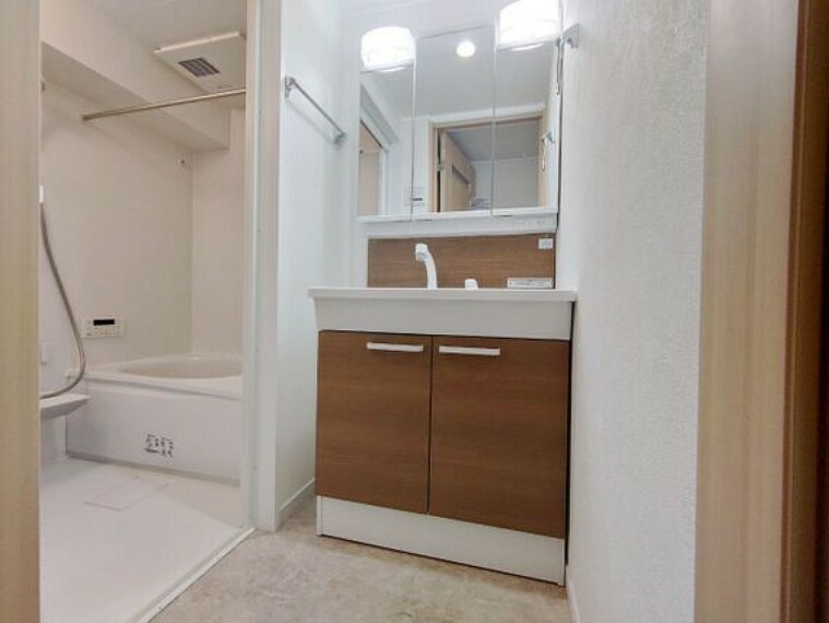 脱衣場 大きめの鏡が付いた洗面台は使いやすくお掃除やメンテナンスが楽です。ドラム式の洗濯機を配置しても十分なスペースを確保した広めの設計となっております。浴室と隣接しているため脱衣所としてもご利用可能です。