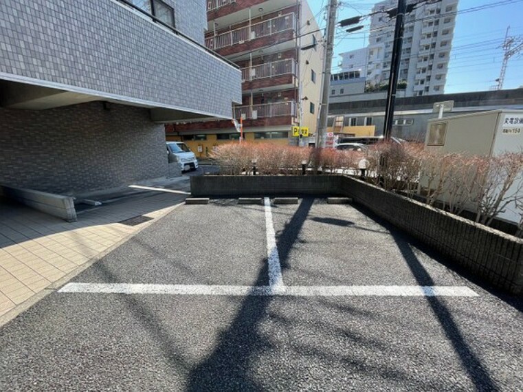 敷地内駐車場 平置きの駐車スペースが嬉しいですね。大きめのお車をお持ちの方でも難なくお停め頂けます。